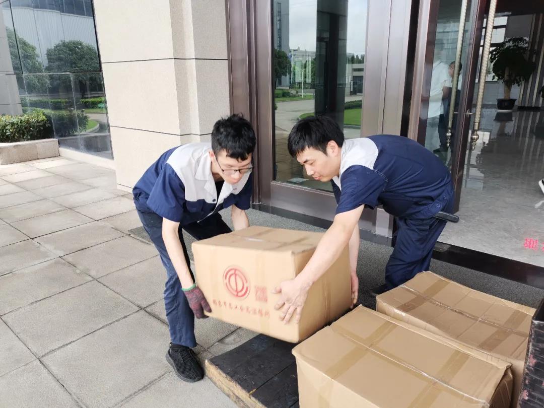 “夏日送清涼”，通力向生產(chǎn)一線員工分發(fā)市總工會夏日慰問品